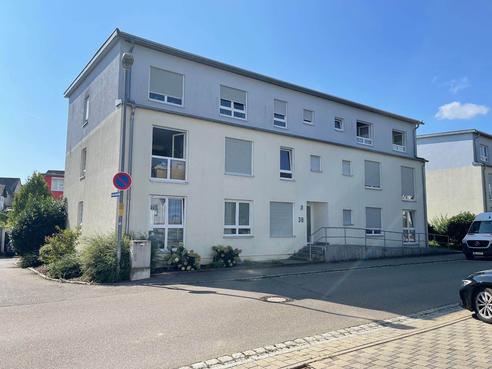 Straßenansicht des gepflegten Mehrfamilienhauses in Weil im Schönbuch mit hellem Putz und barrierefreiem Zugang